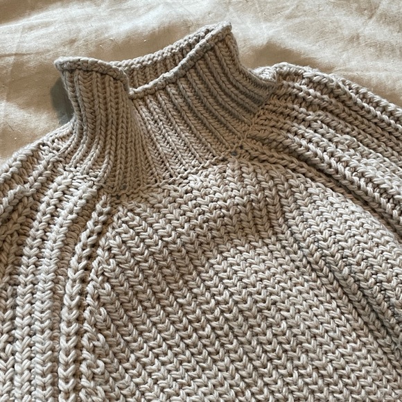 H&M knit turtleneck sweater - Picture 4 of 4